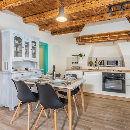 Apartament In 19 *